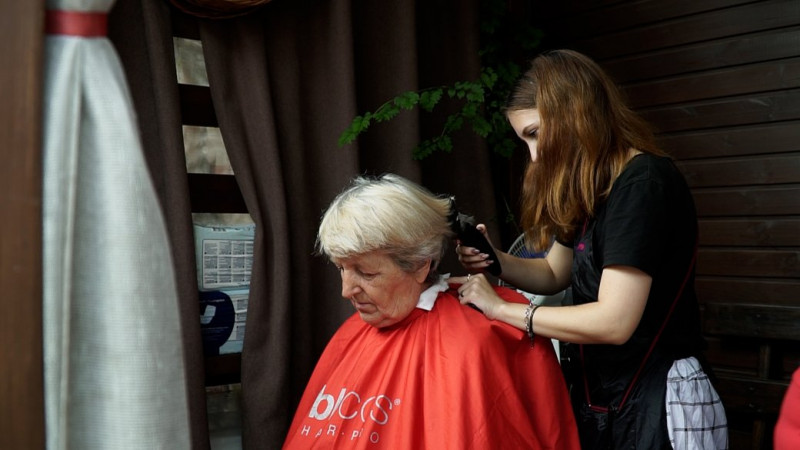 У Чернігові, в мікрорайоні Бобровиця, перукарі-волонтери безкоштовно стрижуть людей