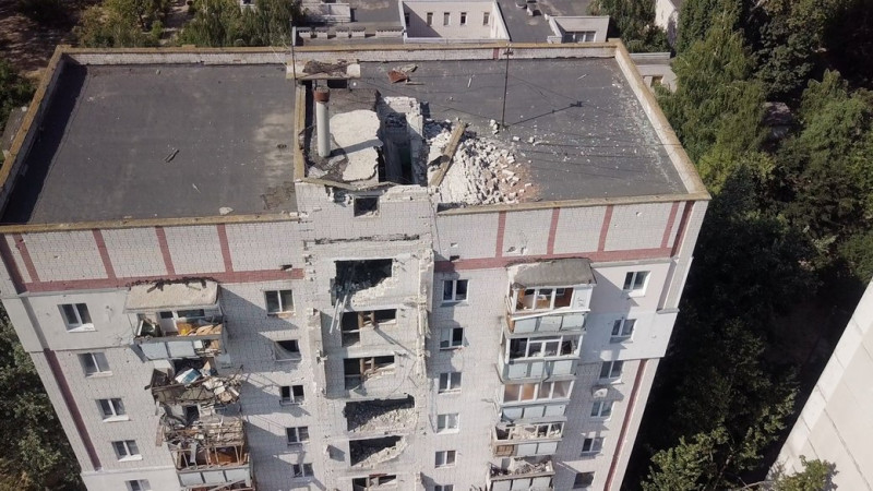 Росіяни розстрілювали з танку: коли відремонтують багатоповерхівку на вулиці Пухова у Чернігові