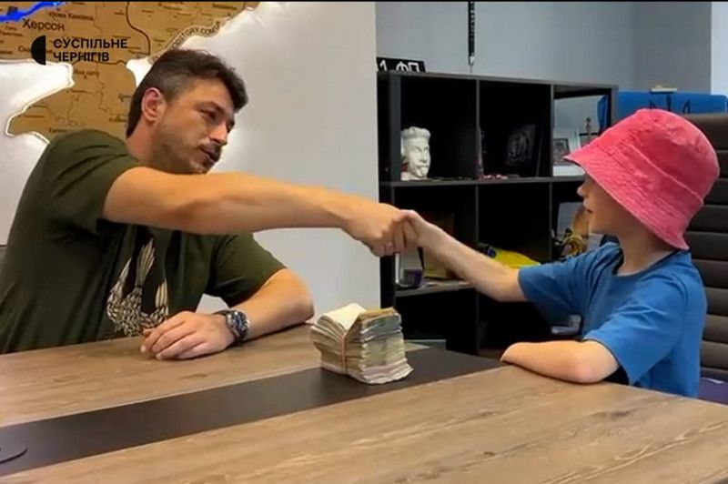 8-річний чернігівець віддав Притулі 64 тисячі гривень, які заробив співаючи на Валу (Відео)