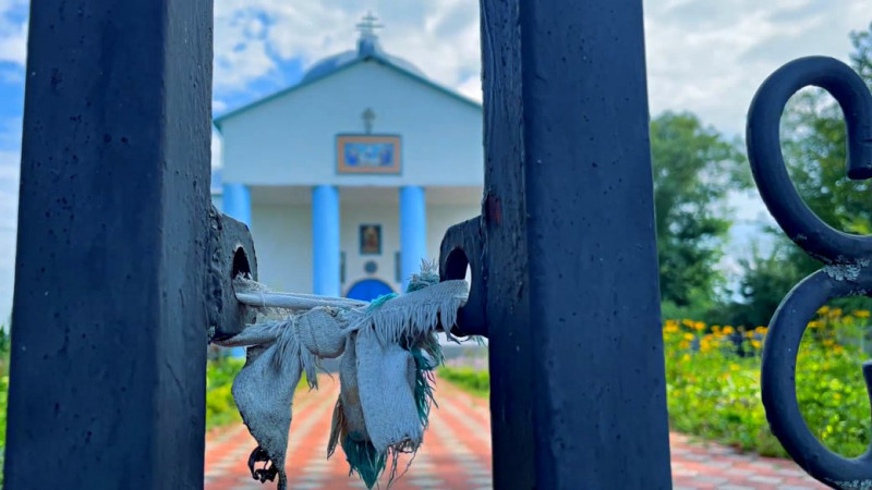 Священник УПЦ забрав ключі від храму: у Линовиці частина людей переходить в ПЦУ і молиться надворі