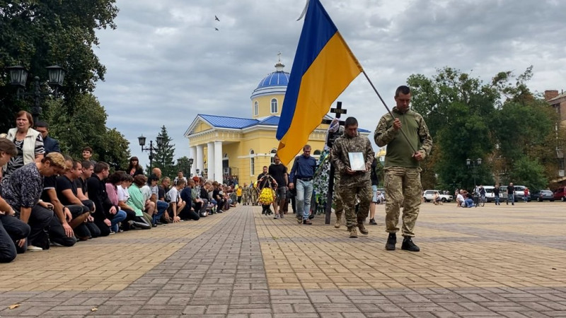 "Юра – це наша душа": у Прилуках попрощалися із 28-річним бойовим медиком
