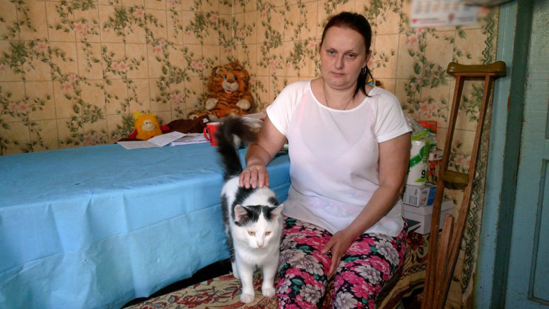 Збирає гроші мамі на протез: в селі біля Чернігова хлопчик щодня долає 12 кілометрів, щоб продати молоко