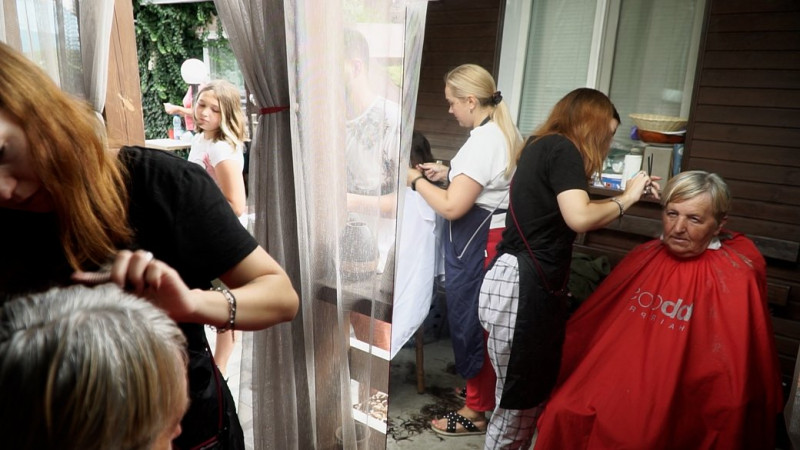 У Чернігові, в мікрорайоні Бобровиця, перукарі-волонтери безкоштовно стрижуть людей
