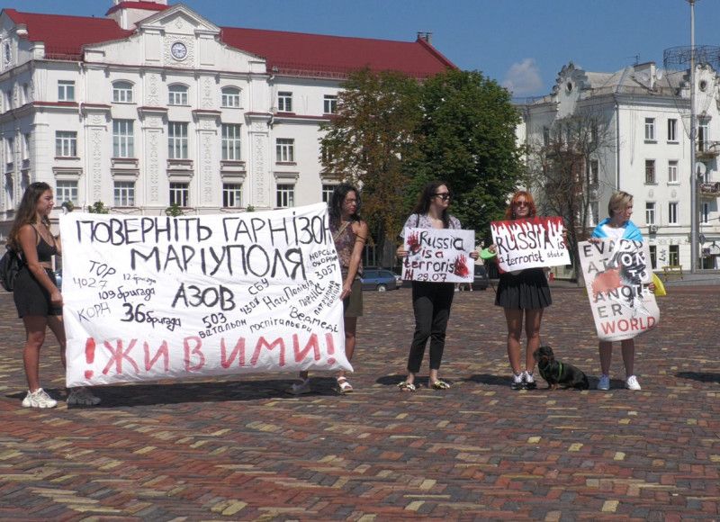 У Чернігові пройшла акція протесту через трагічні події в Оленівці, де утримували полонених «азовців» (Фото)