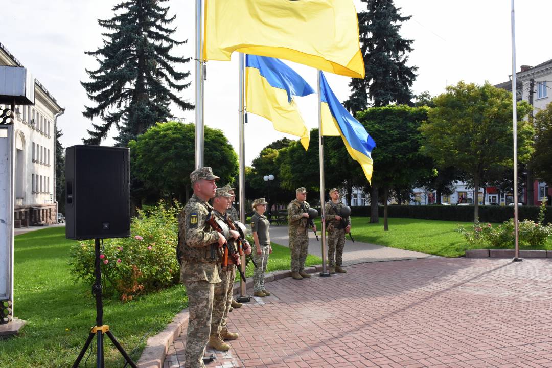 У Чернігові відбулася урочиста церемонія підняття Державного Прапора України