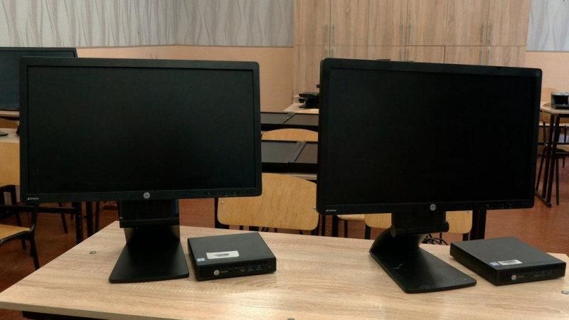 Волонтери привезли на Чернігівщину 500 комп’ютерів для шкіл