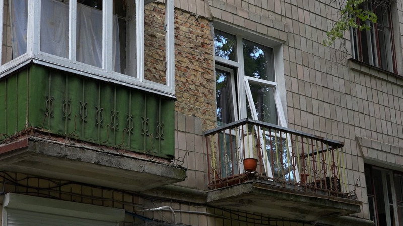 Ремонтують дах і міняють вікна: у Чернігові почали відновлювати будинок на Ремісничій, який обстріляли росіяни