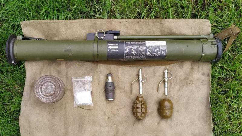 Протитанковий гранатомет, дві ручні гранати, близько 200 набоїв: поліцейські вилучили в чернігівця зброю