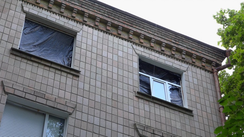 Ремонтують дах і міняють вікна: у Чернігові почали відновлювати будинок на Ремісничій, який обстріляли росіяни