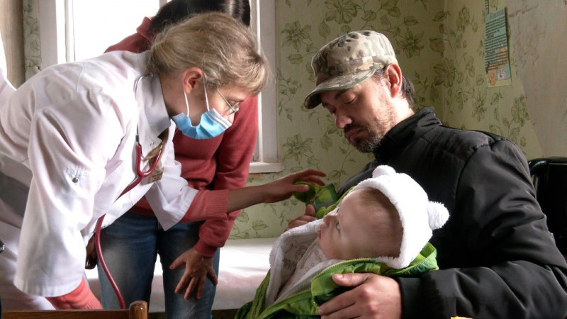 До Новоселівки, що біля Чернігова, приїхали лікарі, щоб оглянути дітей