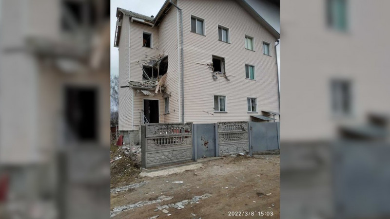 Діри від снарядів: хто платитиме за обстеження обстріляного росіянами будинку в Старому Білоусі