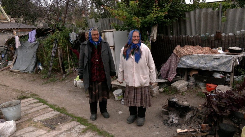 "Буде дом бабі": у Чернігові волонтери відбудовують житло для сестер, що живуть у курятнику