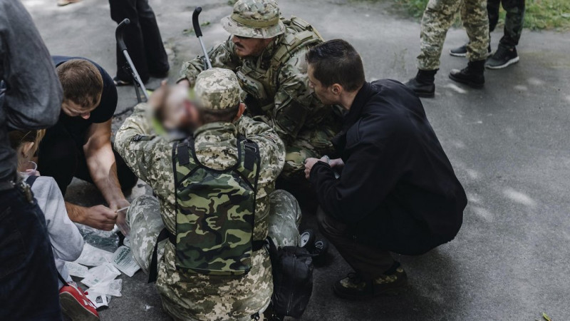 Шестеро травмованих дітей на Валу в Чернігові: які поранення отримали та в якому вони стані