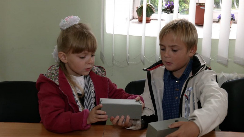 Діти-переселенці з прикордонних сіл Новгород-Сіверської громади отримали смартфони для навчання онлайн