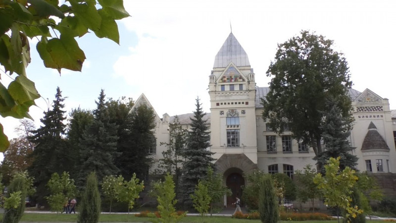 У Чернігові відновила роботу бібліотека, яка постраждала від російських обстрілів