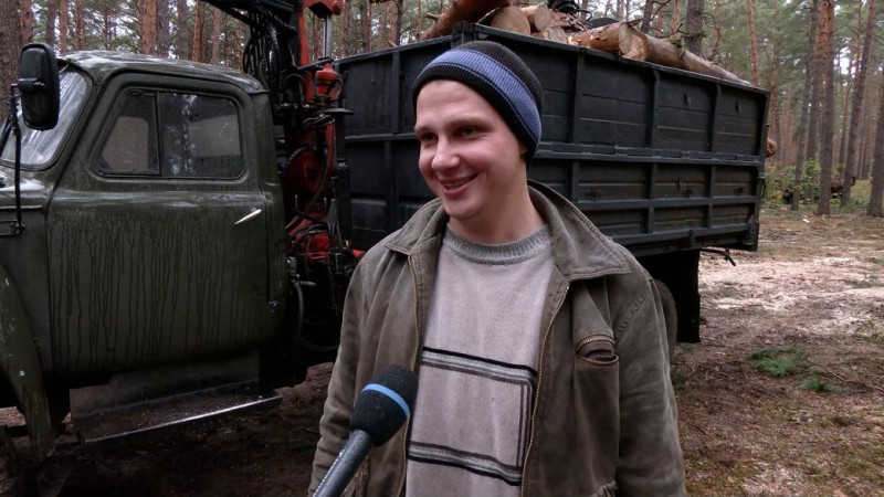Виріс попит та черги на дрова: як на Чернігівщині люди готуються до холодів