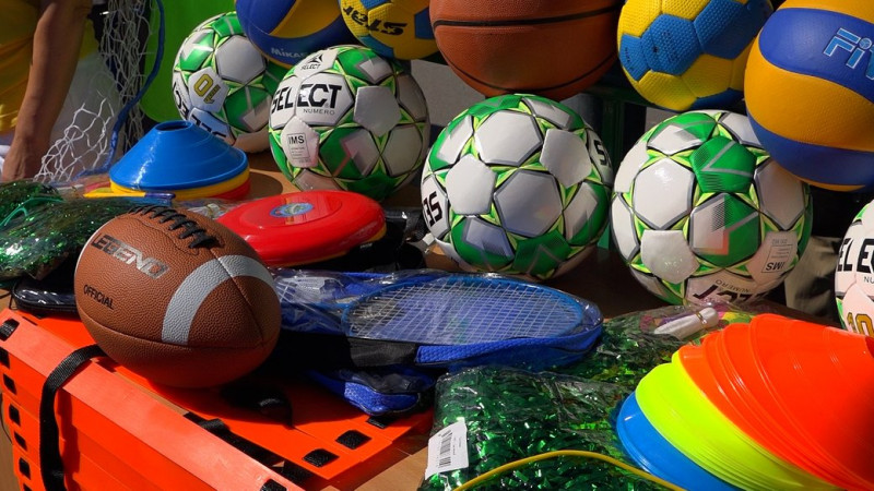 Інвентар для волейболу, футболу та регбі: 35 шкіл на Чернігівщині отримають спортивні набори