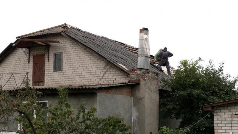 "Чернігівські дракони": хто ремонтує покрівлі обстріляних будинків