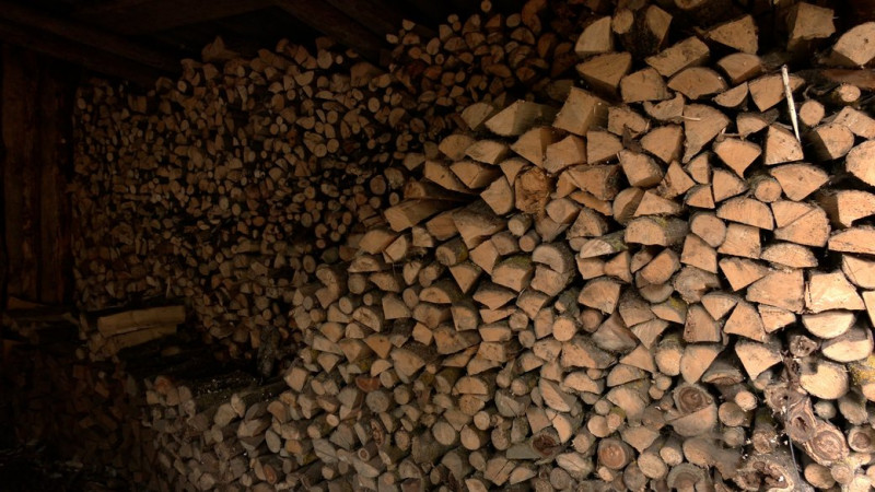 Замість газу — дрова: в одній з громад на Чернігівщині старостинські округи переходять на твердопаливне опалення