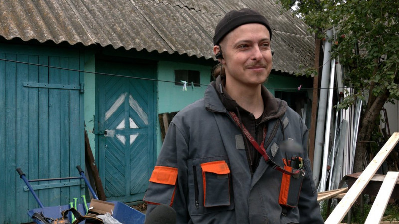 "Чернігівські дракони": хто ремонтує покрівлі обстріляних будинків