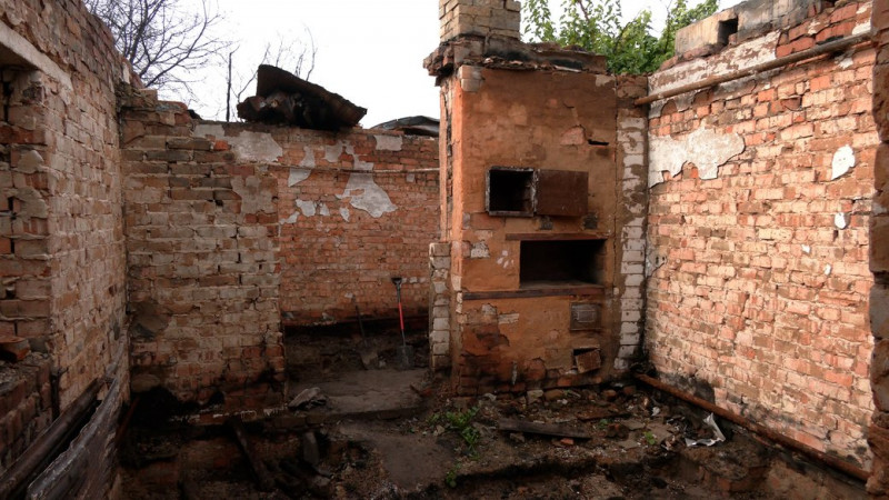 “Згоріло все життя”. Як жителька Новоселівки планує відбудувати дім, в який поцілили росіяни