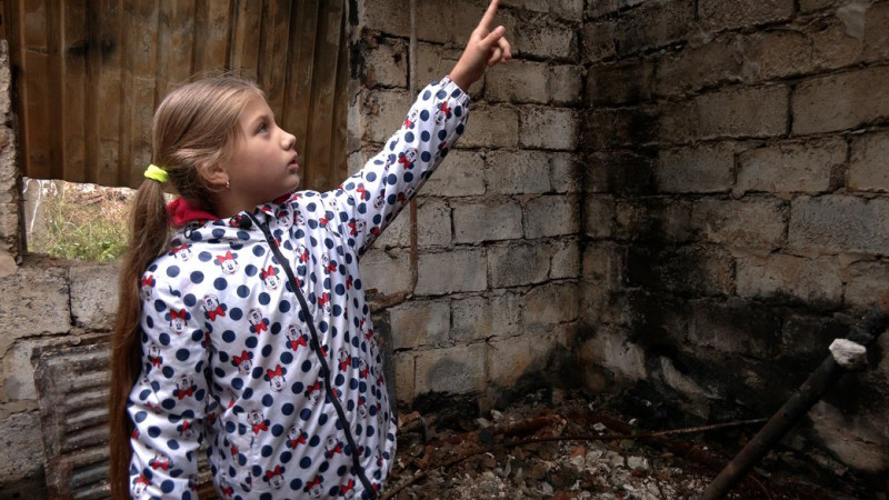 “Згоріло все життя”. Як жителька Новоселівки планує відбудувати дім, в який поцілили росіяни