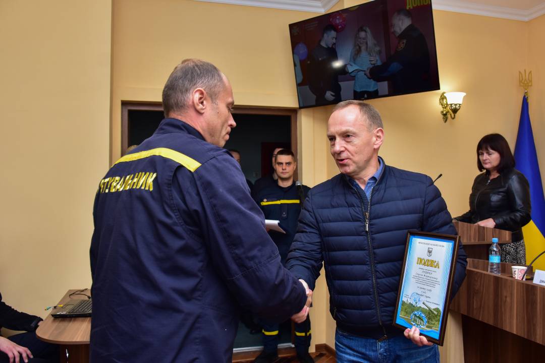 Чернігівські рятувальники приймають вітання з нагоди професійного свята. Подякував їм за роботу і Владислав Атрошенко