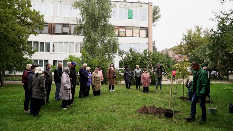 У дворі біля школи посадили клен та сакуру в пам'ять про подружжя Ткаченків, яке загинуло у Чернігові під обстрілом