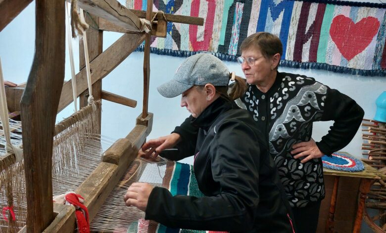 Холминскі майстрині провели майстер-клас з плетіння оригінальних килимів