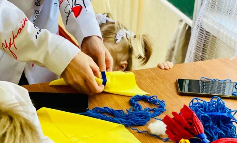 Обереги для захисників: учні та вчителі з Чернігівщини виготовили патріотичних янголя (Фото)