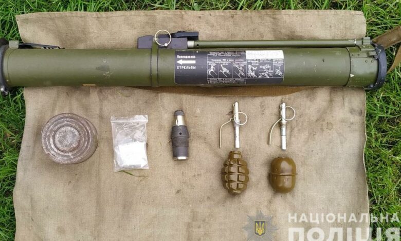 Поліцейські Чернігівщини спільно з СБУ виявили у місцевого мешканця гранатомет та боєприпаси