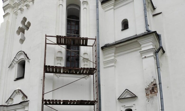 У Чернігові почали відновлювати пошкоджену рашистами Катерининську церкву (Фотофакт)