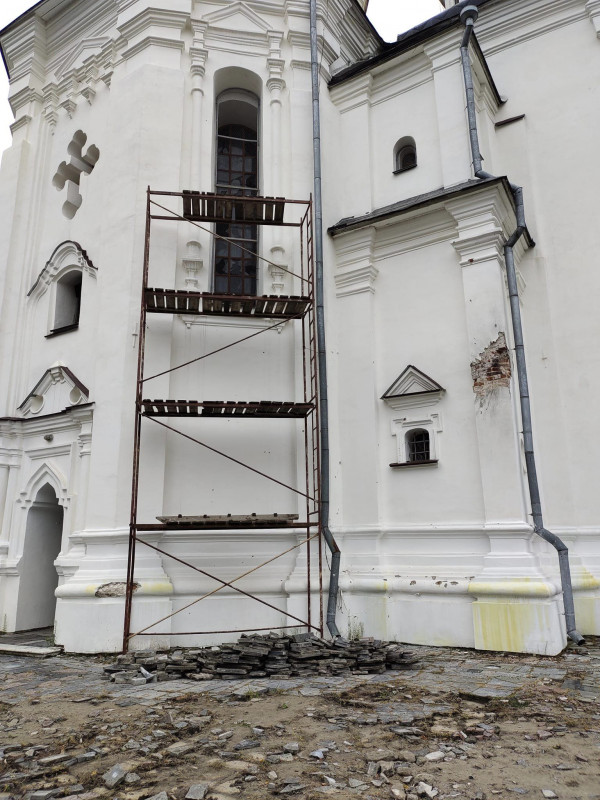 У Чернігові почали відновлювати пошкоджену рашистами Катерининську церкву (Фотофакт)