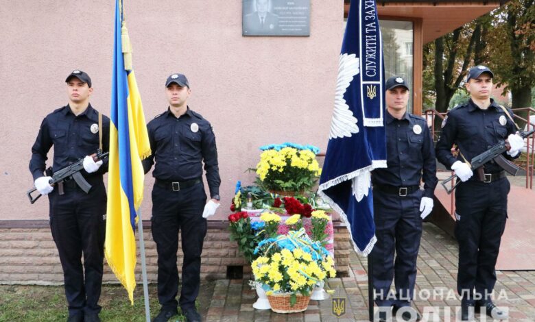 У Ніжині назвали вулицю на честь загиблого поліцейського Олександра Яцика та встановили меморіальну дошку