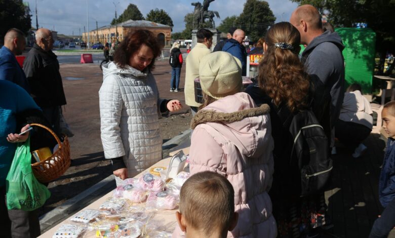 У Новгороді-Сіверському на благодійному ярмарку збирають на дрон для ЗСУ (Фото)