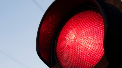 Перебігала дорогу на червоний сигнал світлофора: у Чернігові на проспекті Миру на смерть збили жінку