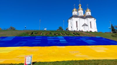 На схилі біля Катерининської церкви у Чернігові розгорнули найбільший в'язаний прапор України