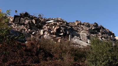 Куди везуть сміття із розбомблених будинків у Чернігові, та як будівельному сміттю дають “друге життя”