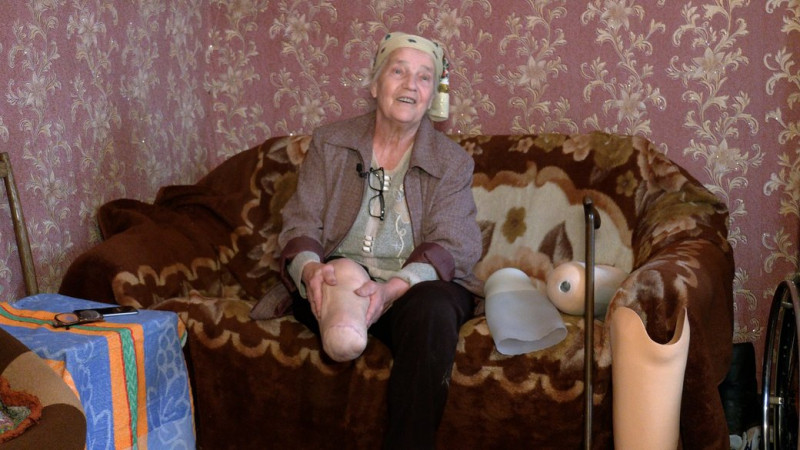 Танцює та бігає на протезі у 74 роки: жінка з Анисова, яка постраждала при бомбардуванні, пройшла реабілітацію в Австрії
