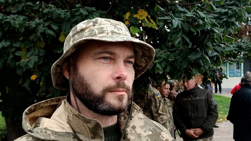 Люди стояли на колінах: у Прилуках попрощалися з сержантом, який загинув на Донеччині