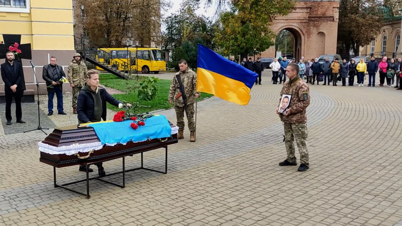 Люди стояли на колінах: у Прилуках попрощалися з сержантом, який загинув на Донеччині