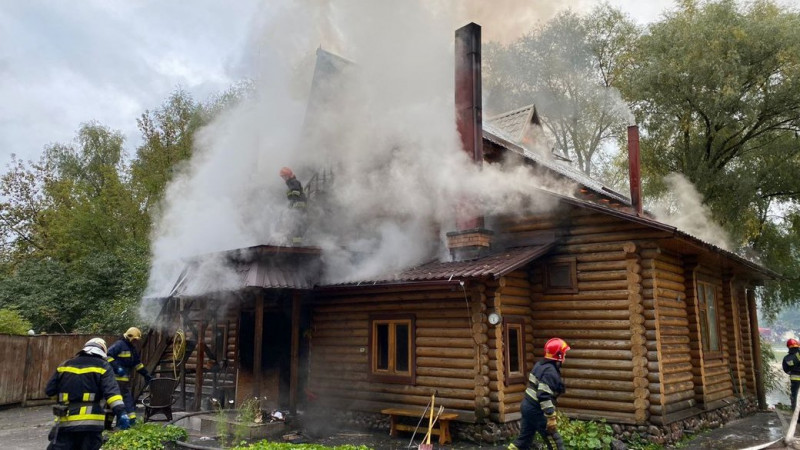 У передмісті Чернігова горить банно-оздоровчий комплекс