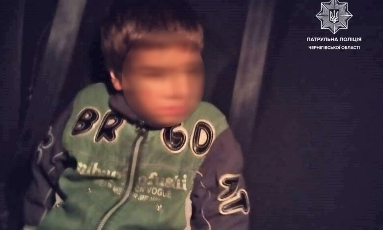 Чернігівські патрульні повернули додому зниклого 4-річного хлопчика