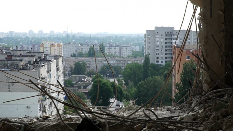 Як тривають ремонтні роботи в розбомблених багатоповерхівках на Чорновола та Мазепи у Чернігові