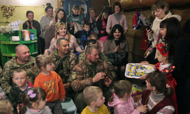 Діти з батьками передали гостинці для військових