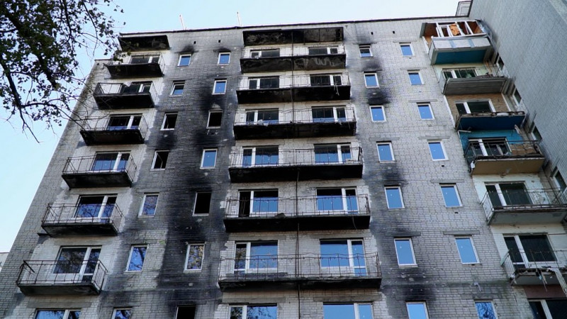Як тривають ремонтні роботи в розбомблених багатоповерхівках на Чорновола та Мазепи у Чернігові