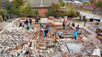 Волонтери, що допомагають розбирати пошкоджені будинки в Чернігові: що встигли зробити за літо та як допомагала держава