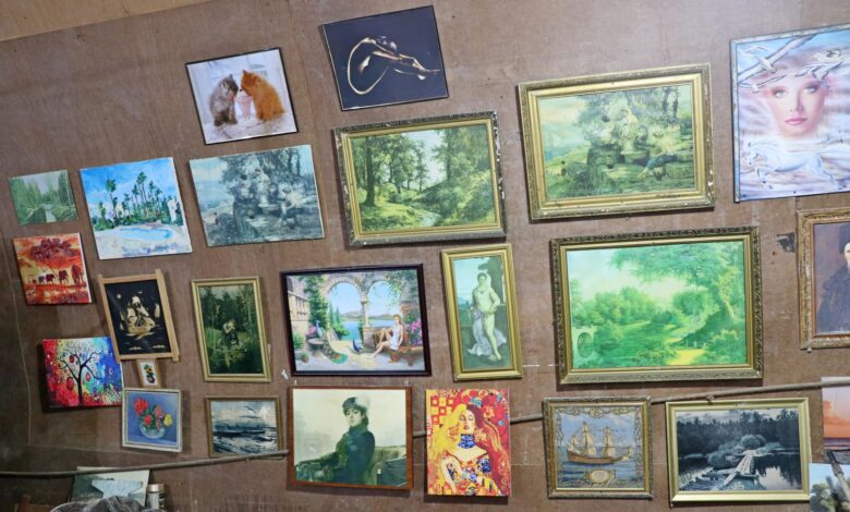 «Галерея із смітника»: у Чернігові комунальник створив музей викинутих картин (Фото)