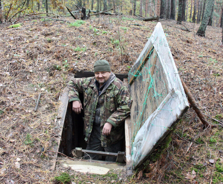 Лісові схрони: у селі на прикордонні Чернігівщини люди збудували землянки