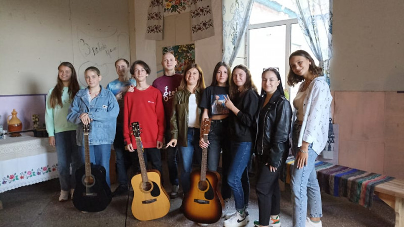 Менська гітарна школа зібрала понад 14 тисяч грн для дітей-переселенців